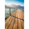 Holzsteg am Bergsee im Sonnenlicht