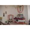 Sanctuaire avec bougies et croix