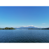 Blauer Bergsee und Bergpanorama
