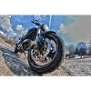 Moto frontale sur la route