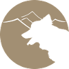 Hundsilhouette im Gebirge oder Dünen