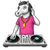 DJ Cheval en t-shirt rose