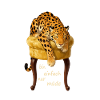 Müder Leopard auf Samtkissen