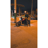 Roulade nocturne sur moto urbaine
