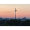 Dämmerungsskyline mit Turm-Silhouette