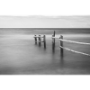 Weststrand: Zaun im Meer (Schwarz-Weiß)