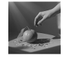 Minimal Mandarin in Schwarzweiß