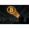 Bitcoin Scheinwerfer über der Stadt