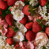 Romantische Erdbeeren und Blumen