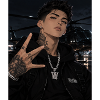 Nachtglanz Tattooheld im Hoodie