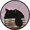 Schläfrige Katze auf Bücherstapel