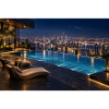 Infinity-Pool über der nächtlichen Skyline