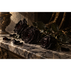Schwarze Rosen im dunklen Barock-Stillleben
