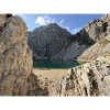 Felsiger Bergsee im Sonnenlicht