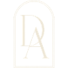 DA Monogramm im Bogenrahmen