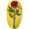 Rosenblüte auf gelber Leinwand