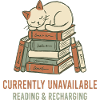 Schlafende Katze auf Bücherturm