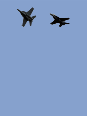 Plongez au cœur de l'action avec ce motif dynamique de deux chasseurs de combat. Idéal pour les passionnés d'aviation militaire et de sensat...