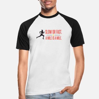 Kilometer Sakte eller raske, en kilometer er en kilometer - Baseball T-skjorte for menn