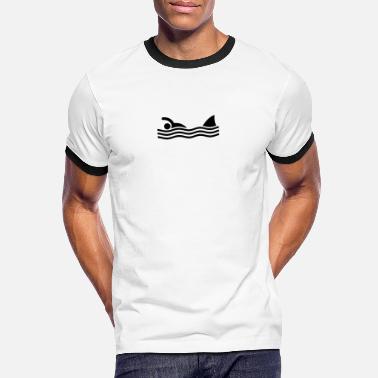 Form swimmer with shark - Schwimmer mit Hai - Männer Ringer T-Shirt
