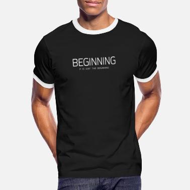 I Begynnelsen Begynnelsen er bare begynnelsen - Kontrast T-skjorte for menn