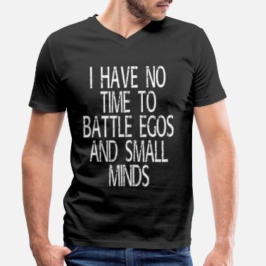 Tärkeilijä ei ole aikaa taistella egoja ja pieniä mieliä vastaan - Miesten v-aukkoinen t-paita