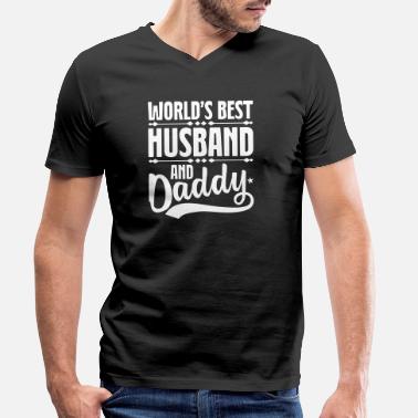 Daddy World&#39;s Best Husband and Daddy - Männer Bio T-Shirt mit V-Ausschnitt