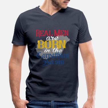 Karpaatit Oikeat miehet ovat syntyneet Karpaattien altaalla - Miesten v-aukkoinen t-paita