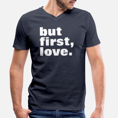 Rakastaa MUTTA ENSIMMÄINEN RAKASTUS - rakastaa sinua - rakastaa - rakastaa - Miesten v-aukkoinen t-paita