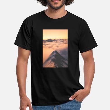 Above The Clouds Epic sunrice above a sea of clouds. - Men&#39;s T-Shirt