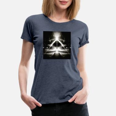 Illuminati Light pyramid in darkness - Women&#39;s Premium T-Shirt