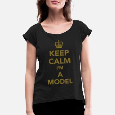 Model Model - Koszulka damska z lekko podwiniętymi rękawami