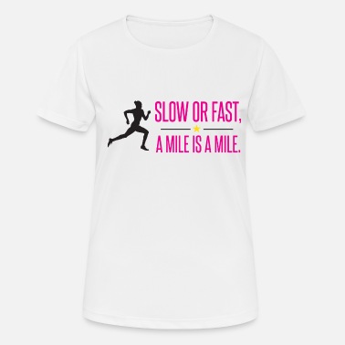 Kilometer Sakte eller raske, en kilometer er en kilometer - Sport T-skjorte for kvinner