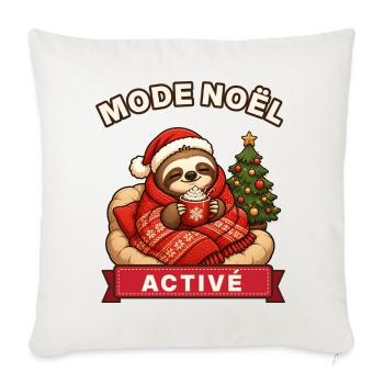 Weihnachtsmodus aktiviert – Faultier, der Weihnachten einhüllt - Sofakissenbezug 45 x 45 cm - Naturweiß  - Vorne
