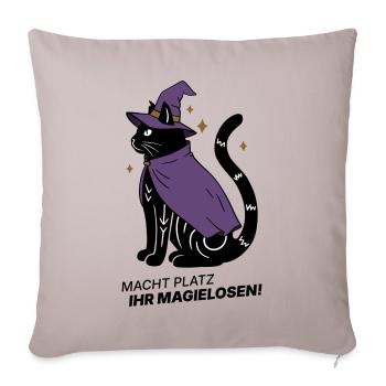 Macht Platz ihr Magielosen! – Schwarze Katze Hexe - Sofakissenbezug 45 x 45 cm - helles Taupe - Vorne