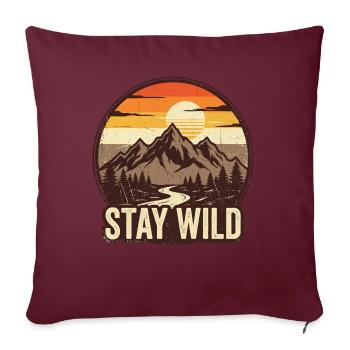 Stay Wild – Bergabenteuer-Abzeichen - Sofakissenbezug 45 x 45 cm - Burgunderrot - Vorne