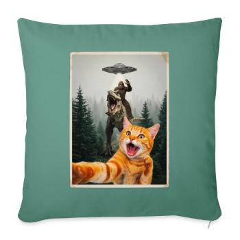 Rote Katze Selfie mit Waldmensch, Dino und UFO - Sofakissenbezug 45 x 45 cm - Tanngrün - Vorne