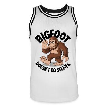 Bigfoot macht keine Selfies - Männer Basketball-Trikot - Weiß/Schwarz - Vorne - AI Model Male 185 dark (185cm)