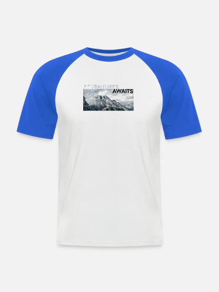 ADVENTURE AWAITS - Männer Baseball-T-Shirt - Weiß/Royalblau