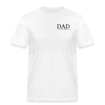 Dad EST 2025 - Männer Workwear T-Shirt - Weiß - Vorne - AI Model Male 185 dark (185cm)