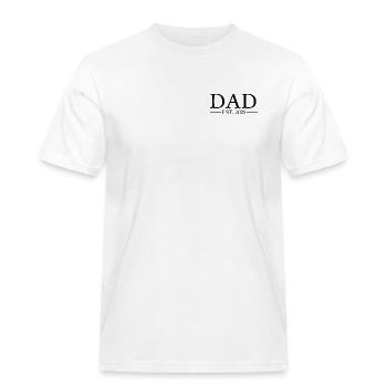 Dad EST 2025 - Männer Workwear T-Shirt - Weiß - Vorne - AI Model Male 185 dark (185cm)