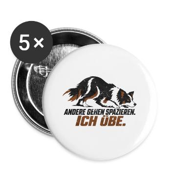 Border Collie - ANDERE GEHEN SPAZIEREN. ICH ÜBE. - Buttons groß 56 mm (5er Pack) - Weiß - Vorne