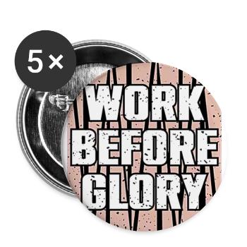 Werk vor Ruhm: Kühne Typografie - Buttons groß 56 mm (5er Pack) - Weiß - Vorne