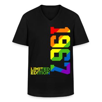LGBTQ 1967 REGENBOGEN QUEER 59. GEBURTSTAG PRIDE - Männer-T-Shirt mit V-Ausschnitt - Schwarz - Vorne - AI Model Male 178 dark (178cm)