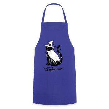 Macht Platz ihr Magielosen! – Schwarze Katze Hexe - Kochschürze - Royalblau - Vorne - AI Model Male 185 dark (185cm)