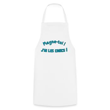 Magne-toi J'ai les Cr*cs – Bleu Pop - Tablier de cuisine - blanc - Devant - AI Model Male 185 dark (185cm)