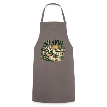 Slow Mornings Club – Vintage Coffee & Lifestyle - Kochschürze - Grau - Vorne - AI Model Male 185 dark (185cm)