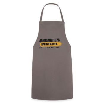 Jahrgang 1976 – handverlesen - Kochschürze - Grau - Vorne - AI Model Male 185 dark (185cm)