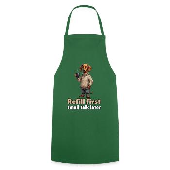 Refill First, Small Talk Later – Kaffee-Dackel - Kochschürze - Grün - Vorne - AI Model Male 185 dark (185cm)