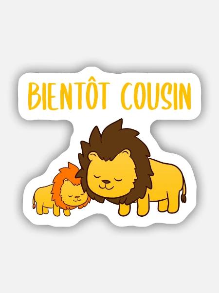 Bientôt Cousin LionBientôt Cousin Lion - Sticker Größe S (10 x 10 cm) - Mattweiß